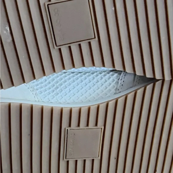 Dolce Vita Women's Off-White Textured Sneakers - Picture 4 of 4